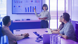 会議で発表する様子