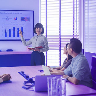 会議で発表する様子