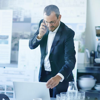 パソコンを開く男性
