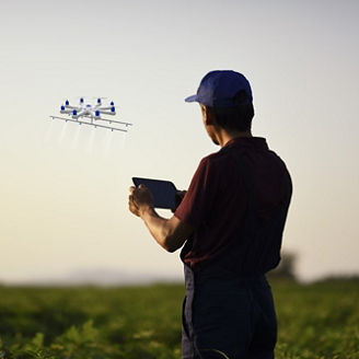 農場でドローンを操縦する男性