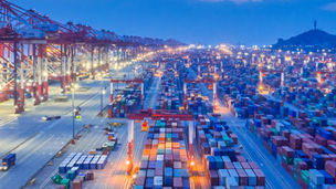 Japanese alt text:多数のコンテナが積まれている港