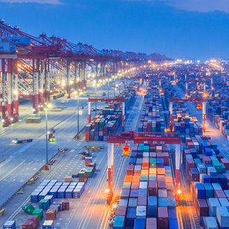 Japanese alt text:多数のコンテナが積まれている港