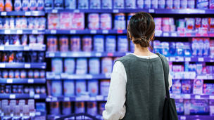 商品を選んでいる様子