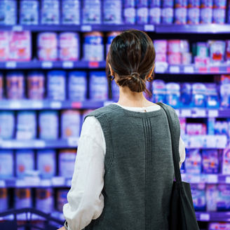 商品を選んでいる様子