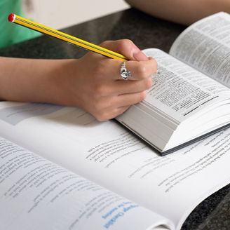 辞書を引く学生