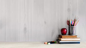 本と筆記具とリンゴ