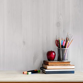 本と筆記具とリンゴ