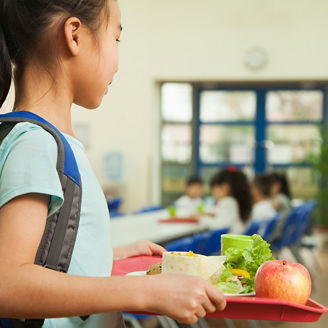 昼食を運ぶ少女
