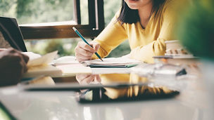 ノートに書きこむ学生