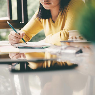 ノートに書きこむ学生