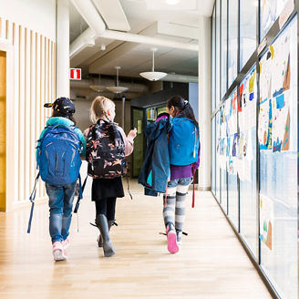 廊下を歩く子ども