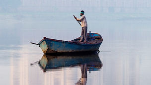 タージ・マハル前で船を漕ぐ人