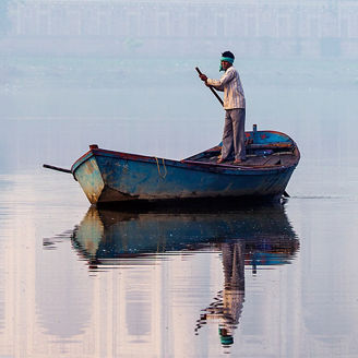 タージ・マハル前で船を漕ぐ人