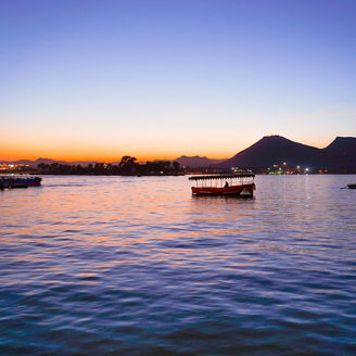 夕焼けの川と舟