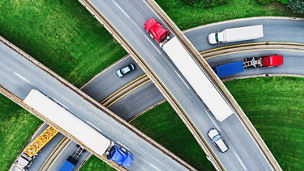 上空から見たトラック輸送