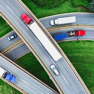 上空から見たトラック輸送