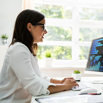 2画面で分析データをみる女性