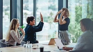 Japanese alt text: DX実現のキーポイント　～人材・組織文化変革