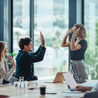 Japanese alt text: DX実現のキーポイント　～人材・組織文化変革