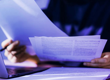 文書を読む様子