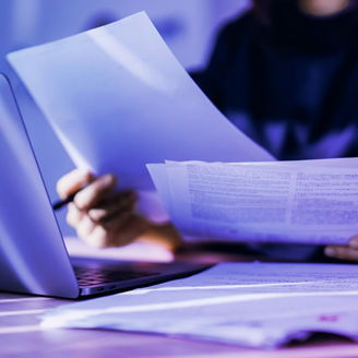 文書を読む様子