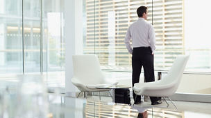 窓の外を見ているビジネスマン