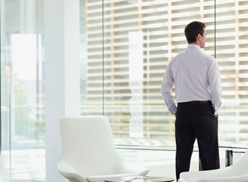 窓の外を見ているビジネスマン