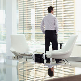 窓の外を見ているビジネスマン