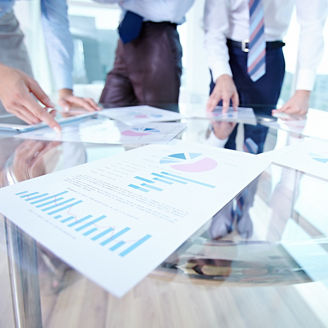 ガラステーブルと資料とビジネスマン