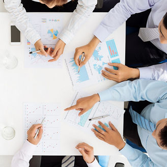 グラフを指差すビジネスマンたち