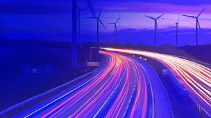 Japanese alt text: 道路を走る車の残像