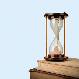 本の上の砂時計