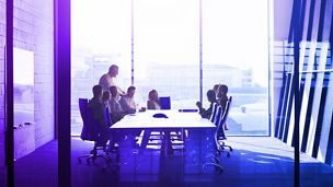 ビジネスマンを激励するCEO