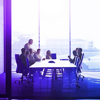 ビジネスマンを激励するCEO