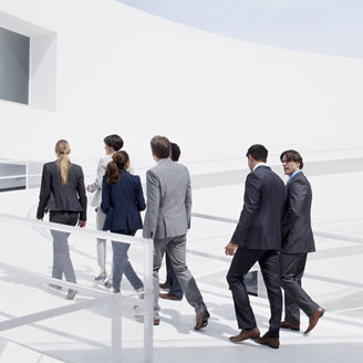 移動するビジネスパーソン