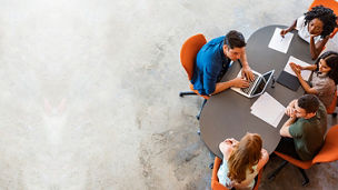 Japanese alt text: ビジネスミーティング