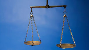 Japanese alt text: 金色の天秤