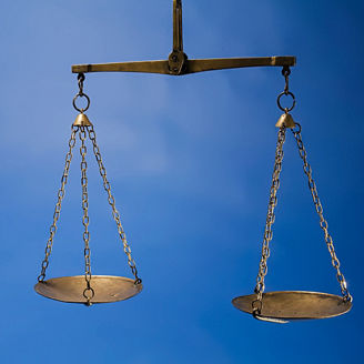 Japanese alt text: 金色の天秤