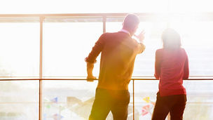 Japanese alt text: 外を眺めながら話す男性