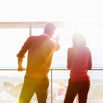 Japanese alt text: 外を眺めながら話す男性