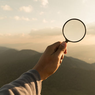 Japanese alt text: 虫眼鏡を空にかざしている様子