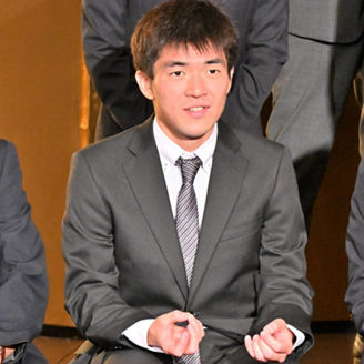 マイクと発表を待つ人々