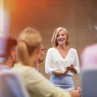 ミーティングで発言するひと