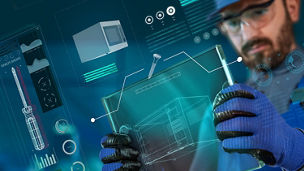 Japanese alt text: AIツールを見る工場のスタッフ