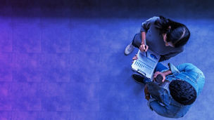 立ち止まって話し合う二人