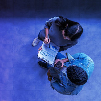 立ち止まって話し合う二人