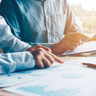 棒グラフを見ながら話し合うビジネスマン