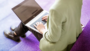 Japanese alt text: 人的資本を高める日本企業のリスキリング戦略