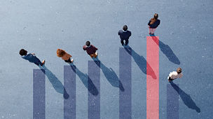 Japanese alt text: 地面に描かれたグラフと6人