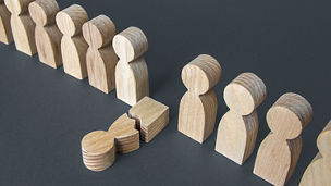 Japanese alt text: 労働者の権利侵害